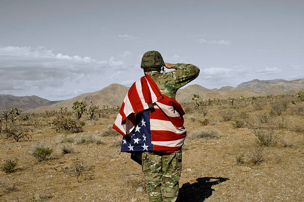 lonely soldado americano - armed forces saluting marines military - fotografias e filmes do acervo