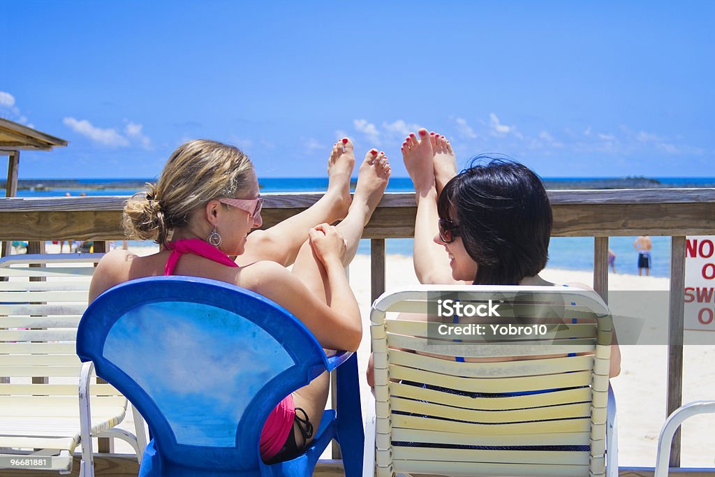 Femme heureuse en vacances au soleil - Photo de Amitié libre de droits