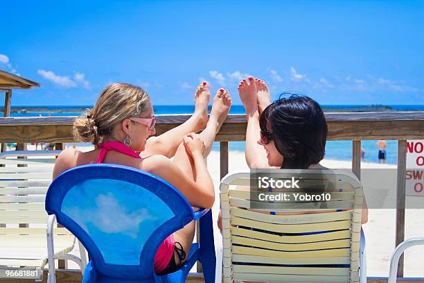 Photo libre de droit de Femme Heureuse En Vacances Au Soleil banque d'images et plus d'images libres de droit de Amitié - Amitié, Lunettes de soleil, Été