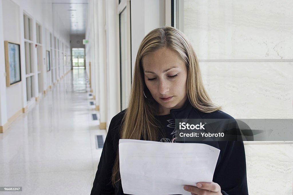 Estudiante estudiando - Foto de stock de 20 a 29 años libre de derechos