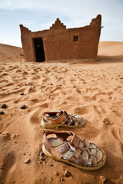 сандалии и дом в сахара. - desert landscape morocco sand dune стоковые фото и изображения