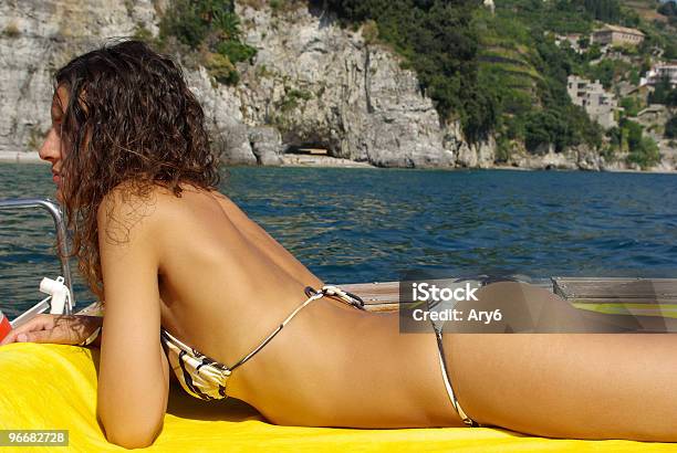 Donna Nel Sole - Fotografie stock e altre immagini di Nudo - Nudo, Donne, Italia