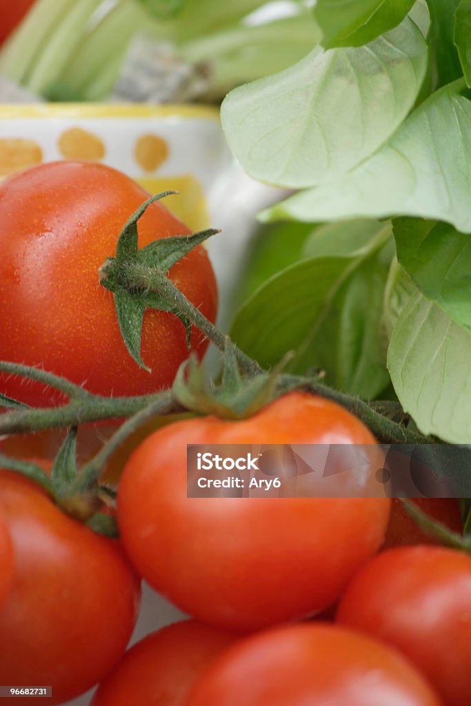 cherry tomatos - Foto stock royalty-free di Basilico