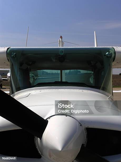 Aereo Piccolo Singolo Engine - Fotografie stock e altre immagini di A mezz'aria - A mezz'aria, Aeroplano, Aeroporto