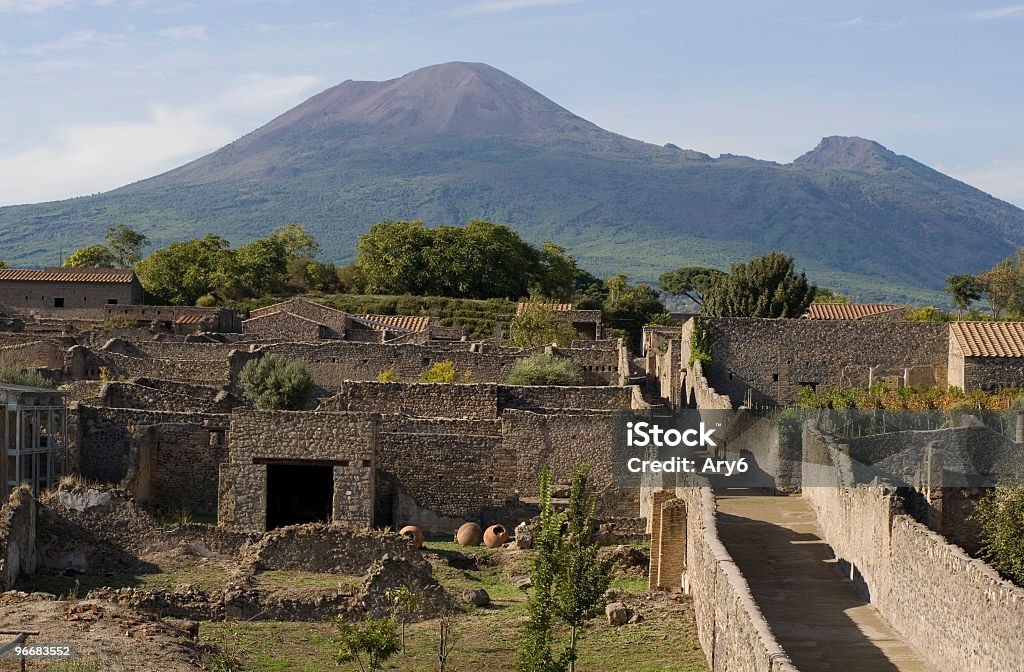 Pompei con Vesuvio - Foto stock royalty-free di Vesuvio