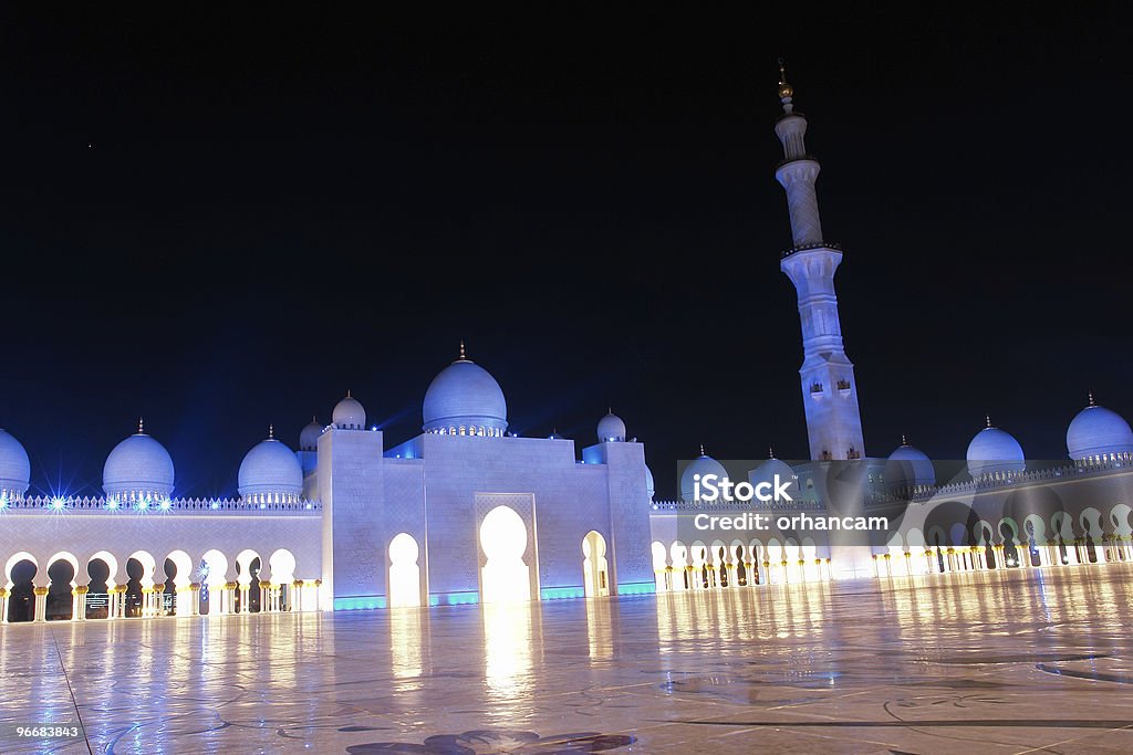 Grande Mesquita Sheikh Zayed, em Abu Dhabi, Emirados Árabes Unidos - Foto de stock de Noite royalty-free