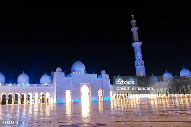 Foto de Grande Mesquita Sheikh Zayed Em Abu Dhabi Emirados Árabes Unidos e mais fotos de stock de Noite