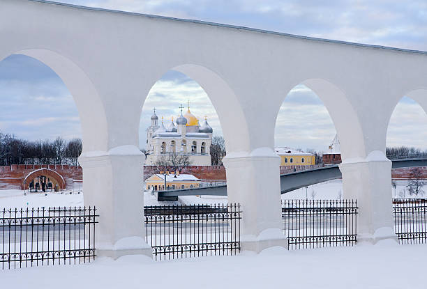 alte burg und schöne kirche im rahmen der weißen bögen - novgorod stock-fotos und bilder