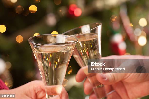 Mann Und Frau Mit Champagner Anstoßen In Front Of Lights Stockfoto und mehr Bilder von Alkoholisches Getränk
