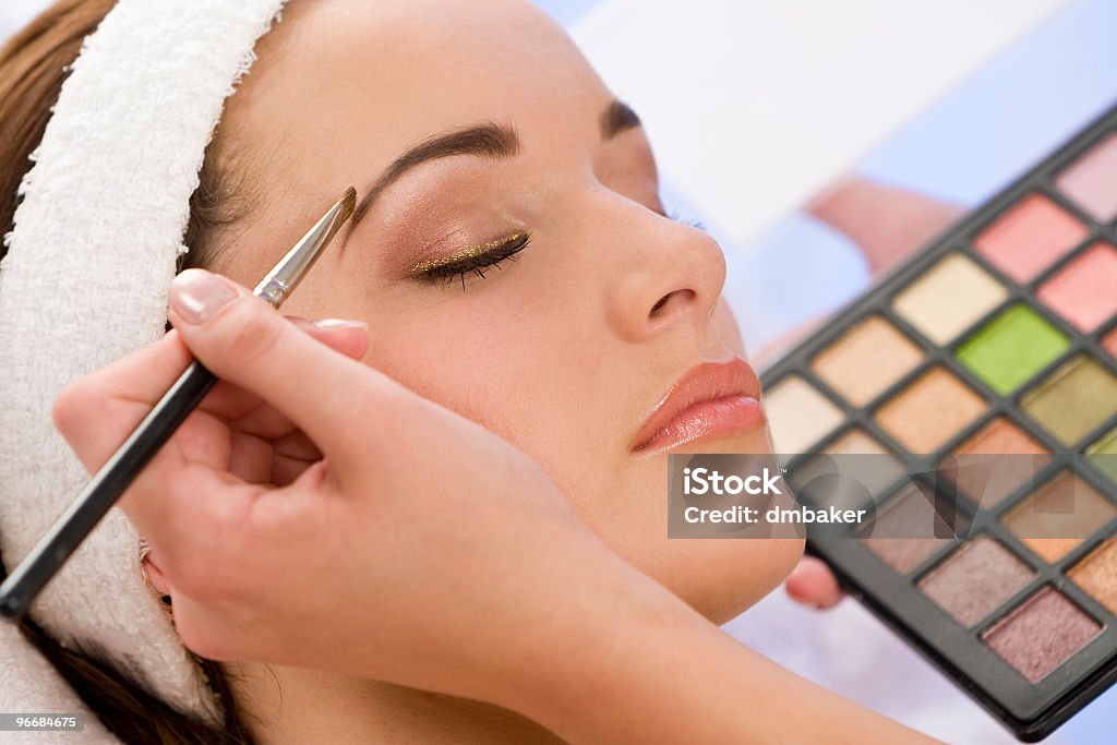 Bela mulher tendo cosméticos aplicados no Spa do Terapeuta de Beleza - Royalty-free 20-29 Anos Foto de stock