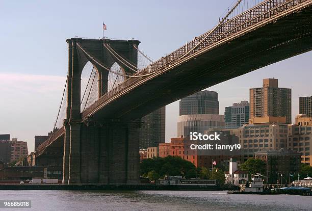 Foto de A Ponte E A Cidade e mais fotos de stock de Alto - Descrição Geral - Alto - Descrição Geral, Arquitetura, Arranha-céu