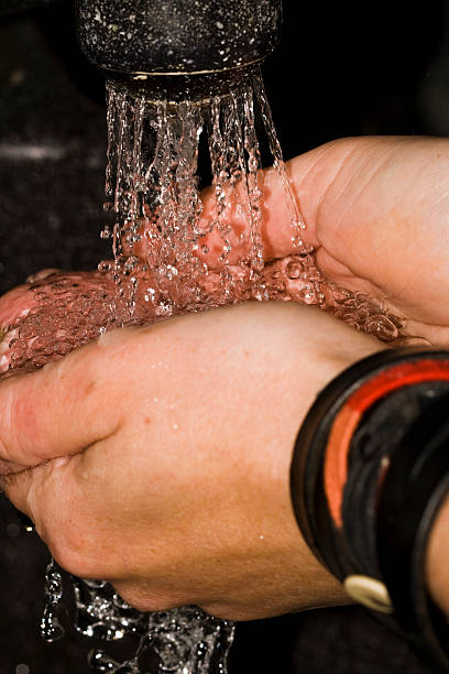 se laver les mains - soap sud water froth bubble photos et images de collection