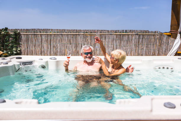 수석 쌍 온수 욕조에서 재미가 있다 - couple hot tub spa treatment health spa 뉴스 사진 이미지
