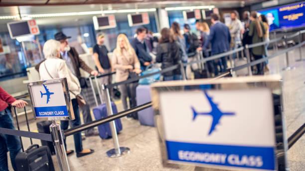 passageiros de avião à espera na fila - airport security airport security security system - fotografias e filmes do acervo