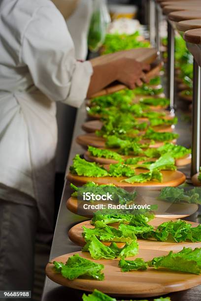 Preparazione Di Catering E Alimentari - Fotografie stock e altre immagini di Affari - Affari, Ambientazione interna, Cena