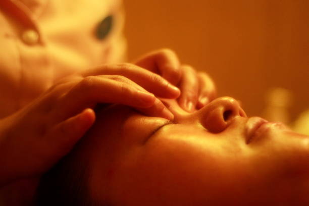 cefalea (serie - head massage massaging facial massage beautician fotografías e imágenes de stock