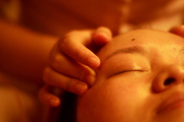 nawiązała/masażu (serie - head massage headache massaging alternative therapy zdjęcia i obrazy z banku zdjęć