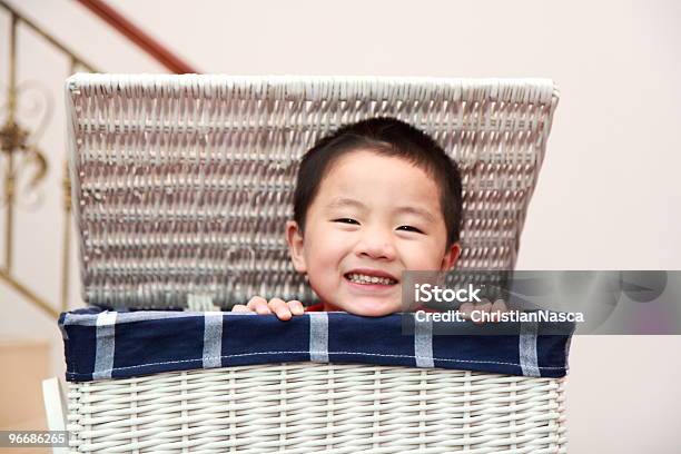 Niño En Cesta De La Ropa Sucia Foto de stock y más banco de imágenes de Asia - Asia, Hacer la colada, Niño