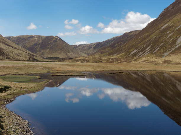 Paso de Gaick con Bhrodainn Loch, Escocia en mayo - foto de stock