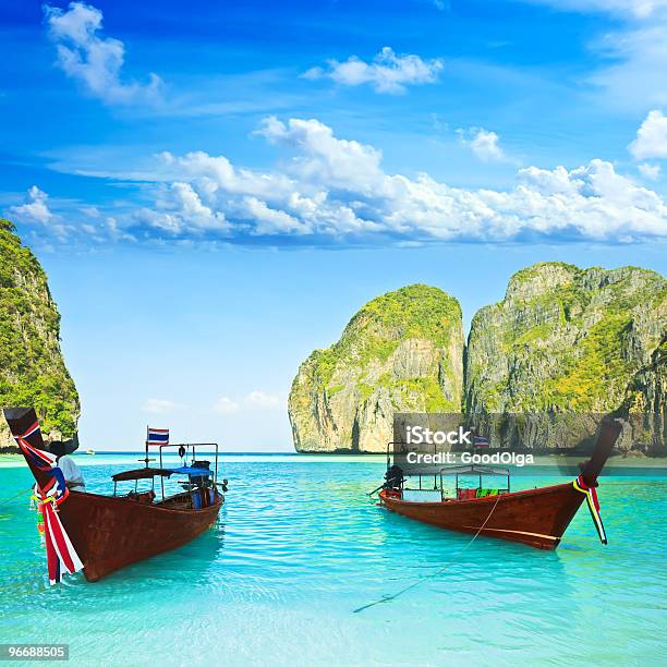 Foto de Longtail Barcos No Maya Bay e mais fotos de stock de Mar - Mar, Praia, Tailândia