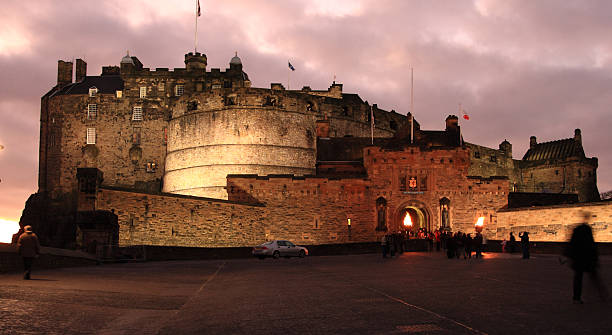 edinburgh castle im morgengrauen - arun stock-fotos und bilder