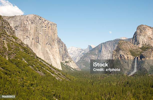 Yosemite Valley Bridalveil Falls El Capitan E Di Half Dome - Fotografie stock e altre immagini di Ambientazione esterna