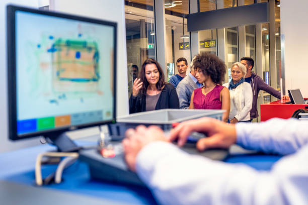 pasajeros en el control de seguridad tsa - control de seguridad fotografías e imágenes de stock