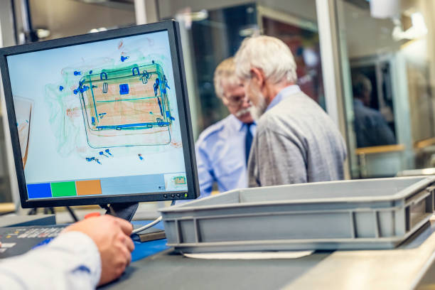 escáner de equipaje en el aeropuerto - control de seguridad fotografías e imágenes de stock