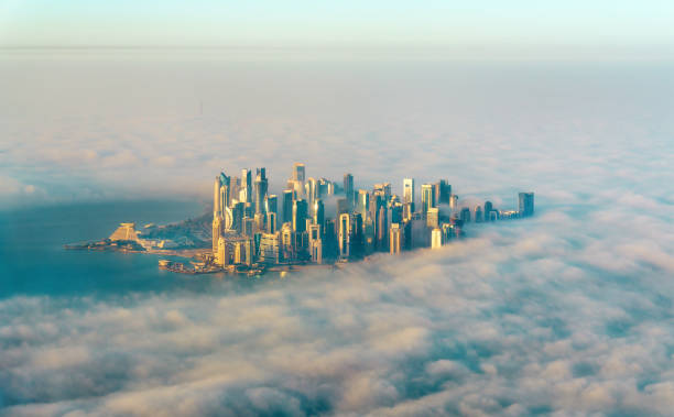 veduta aerea di doha attraverso la nebbia mattutina - qatar, golfo persico - fog desert arabia sunset foto e immagini stock