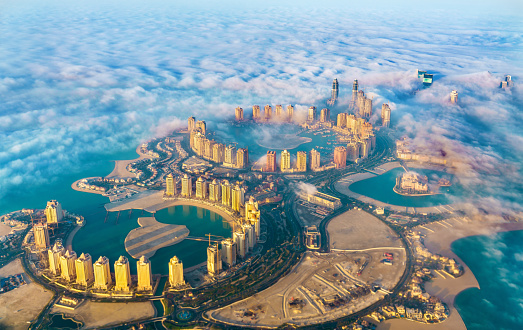 Vista aérea de la isla de la perla-Qatar en Doha a través de la niebla de la mañana - Qatar, el Golfo Pérsico photo