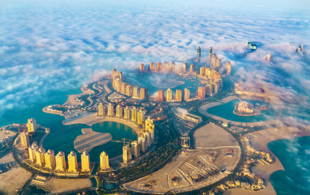 veduta aerea dell'isola pearl-qatar a doha attraverso la nebbia mattutina - qatar, golfo persico - qatar foto e immagini stock
