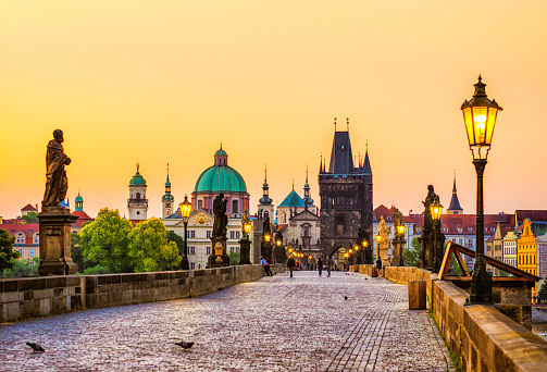 Puente de Carlos (Karluv más) en Praga en la hora dorada. República Checa photo