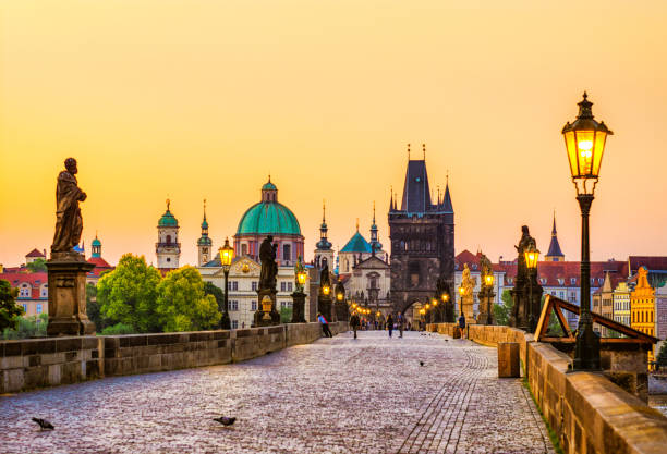 puente de carlos (karluv más) en praga en la hora dorada. república checa - praga fotografías e imágenes de stock