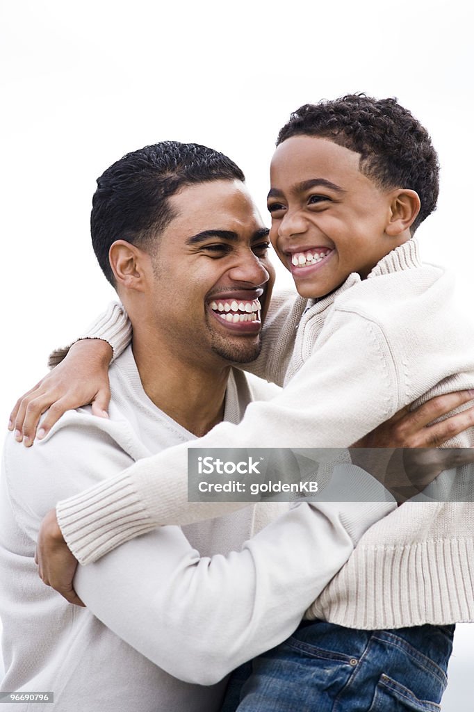 Felice afro-americana, Padre e figlio sorridente che abbraccia - Foto stock royalty-free di 10-11 anni