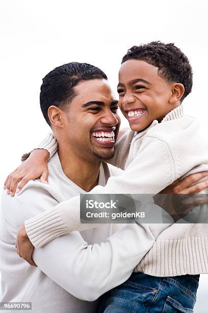 Felice Afroamericana Padre E Figlio Sorridente Che Abbraccia - Fotografie stock e altre immagini di 10-11 anni