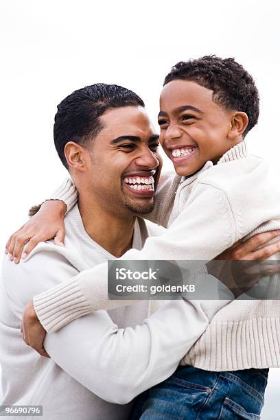 幸せなアフリカ系アメリカ人のパパ沿う笑顔ソン - 10歳から11歳のストックフォトや画像を多数ご用意 - 10歳から11歳, 2人, 30-34歳