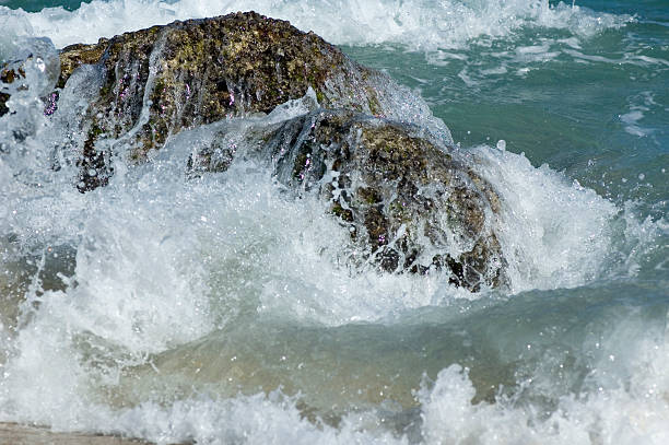 Ondas bate sobre uma rocha - fotografia de stock