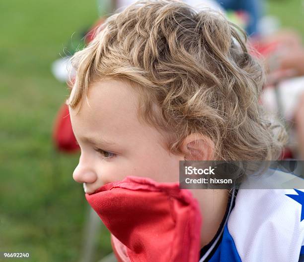 Olhar Para Trás - Fotografias de stock e mais imagens de Adolescência - Adolescência, Branco, Cabelo Encaracolado