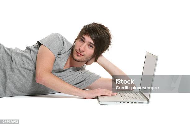 若い男性のポートレート - 横たわるのストックフォトや画像を多数ご用意 - 横たわる, 1人, インターネット