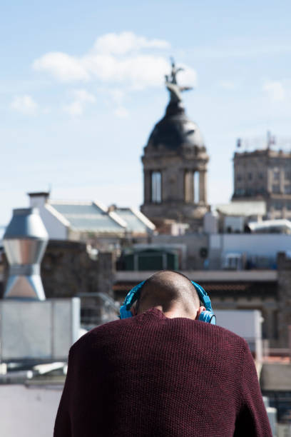 hombre joven con auriculares en barcelona, españa - 7958 fotografías e imágenes de stock