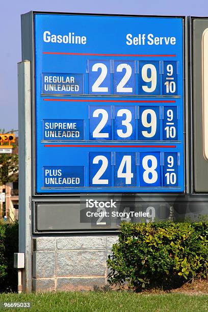 Foto de Os Preços Da Gasolina e mais fotos de stock de Alto - Descrição Geral - Alto - Descrição Geral, Bomba de Combustível, Cabelo Pintado