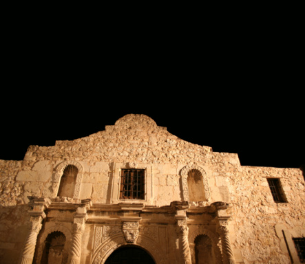 El Alamo en San Antonio, Texas en la noche photo