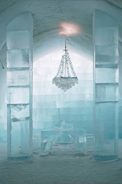 central hall im ice hotel in kiruna, lappland, norden schwedens - many glacier hotel stock-fotos und bilder