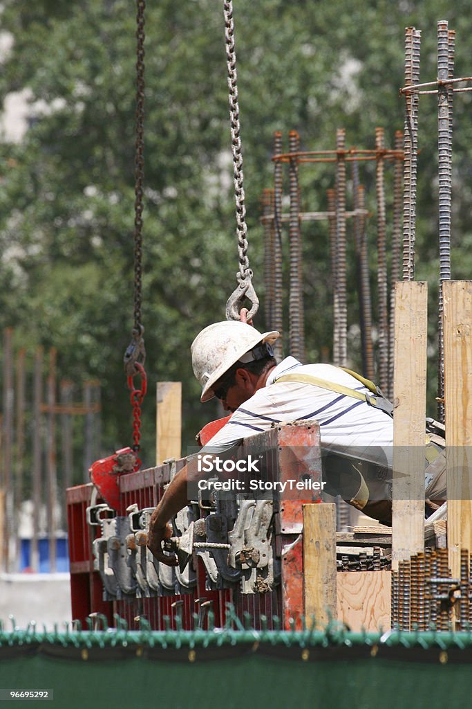 Rebar e madeira formas ajustada pelo workman - Foto de stock de Adulto royalty-free