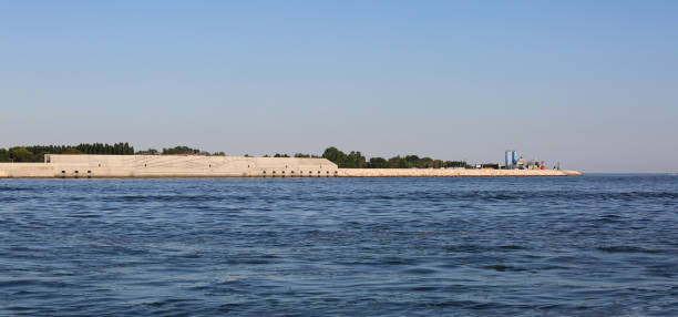 barragem para proteger a ilha de veneza de enchentes e marés altas - dam venice italy mediterranean sea italy - fotografias e filmes do acervo