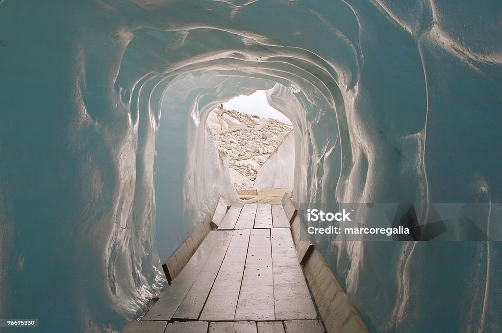 Kładka dla pieszych w ice cave (Eisgrotte am Rhonegletscher - Zbiór zdjęć royalty-free (Szwajcaria)