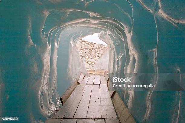 Kładka Dla Pieszych W Ice Cave Eisgrotte Am Rhonegletscher - zdjęcia stockowe i więcej obrazów Szwajcaria