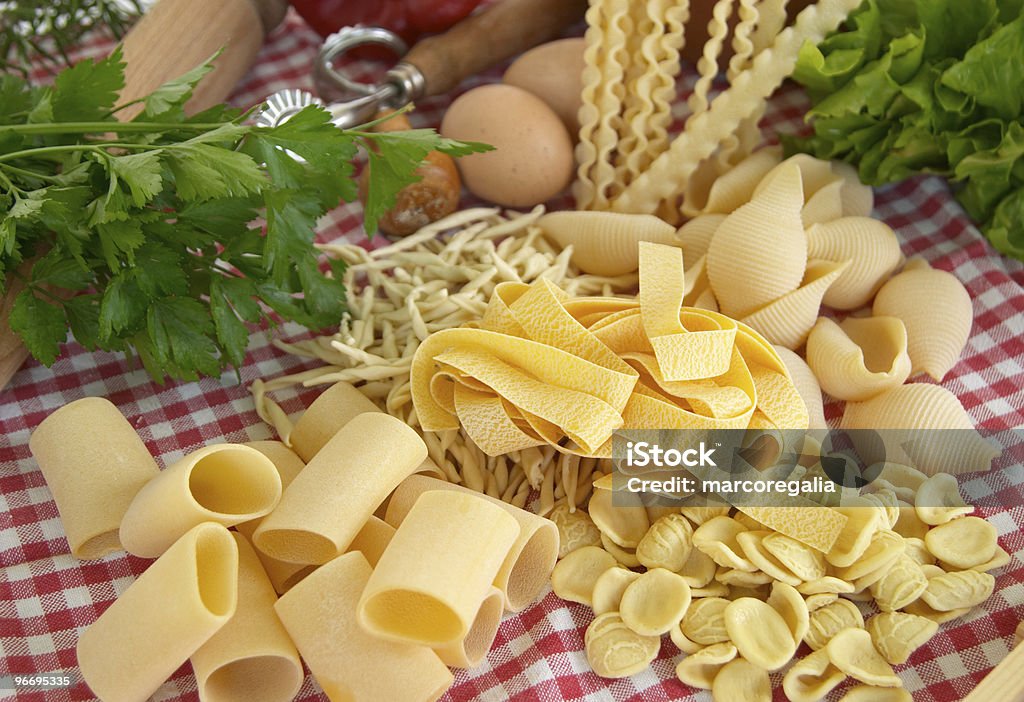 パスタ、野菜、玉子、ベーシックな食材のイタリア料理や Mediter - アルフレッド風フェットチーネのロイヤリティフリーストックフォト