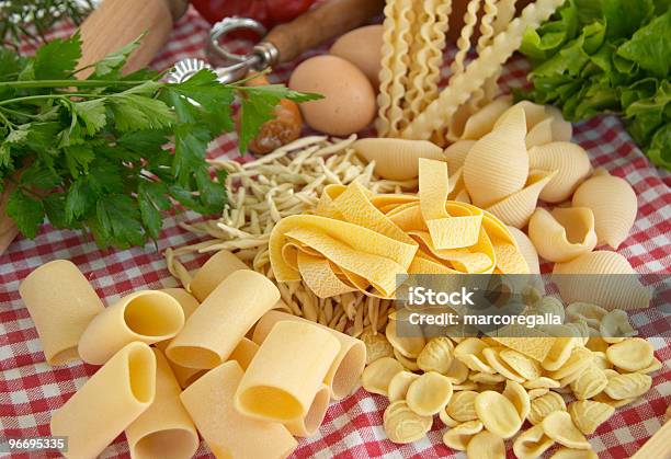 Паста Овощи Яйца Основные Ингредиенты Итальянской И Mediter — стоковые фотографии и другие картинки Без людей