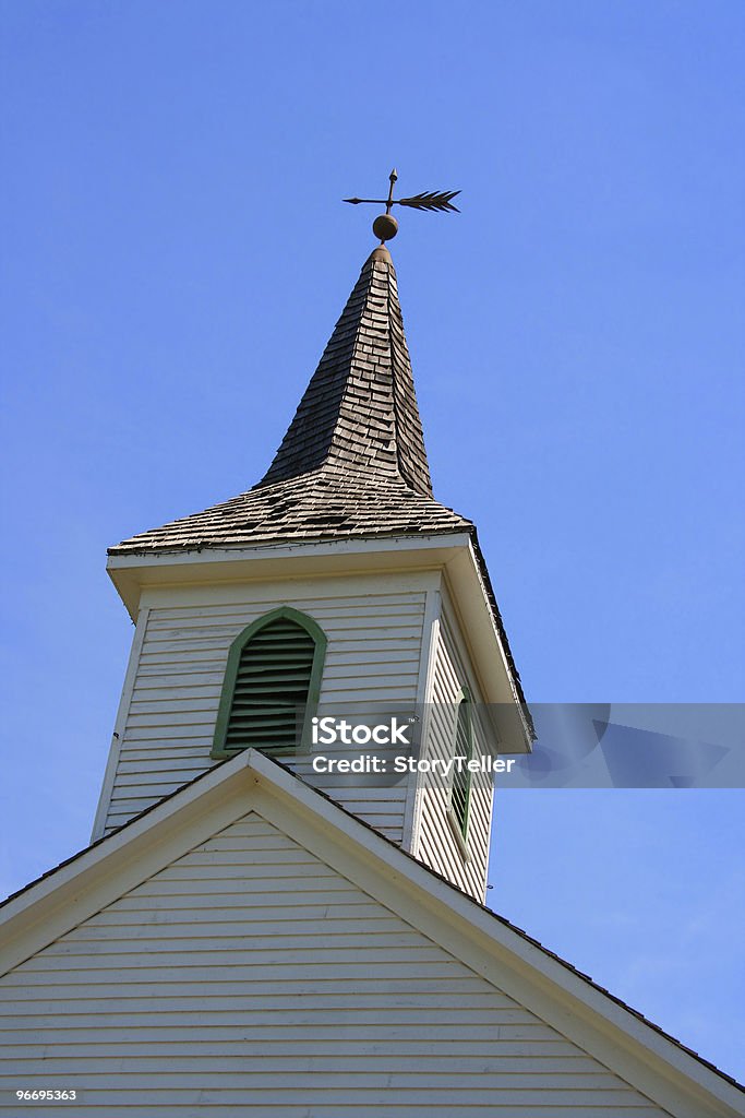 Vecchia Chiesa della comunità di spire - Foto stock royalty-free di Agente immobiliare